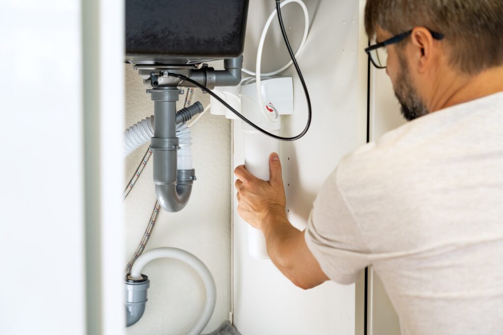 Replacement,Water,Purifier.,Plumber,Installs,Water,Filter,And,Changes,Water